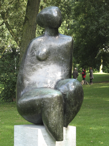 906048 Afbeelding van het bronzen beeldhouwwerk 'Zittende vrouwentorso' van Willy Blees (1931-1988), in 1984 geplaatst ...